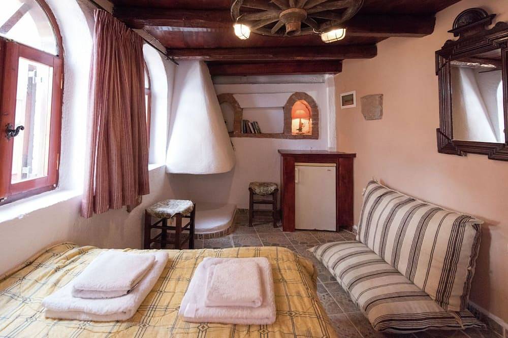 Entire apartment, Stone House in Elounda with Gulf Views in Elounda, Lasithi