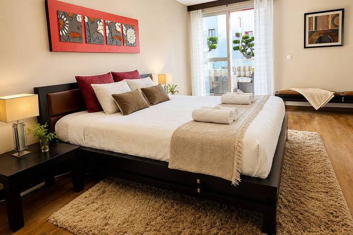 Lux Villa with Year-Round Heated Pool, beautiful outdoor space & Game Room in Montequinto, Dos Hermanas