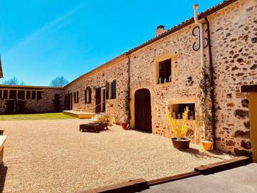Gîte pour 12 personnes, avec piscine ainsi que vue et jardin à Capdrot