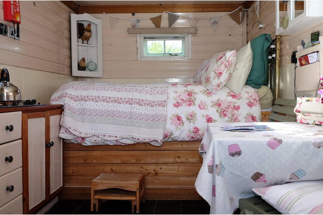 1Bed Cabin Sleeps 2- Fireplace,Garden,Parking,Pets in Kynance Cove, Cornwall