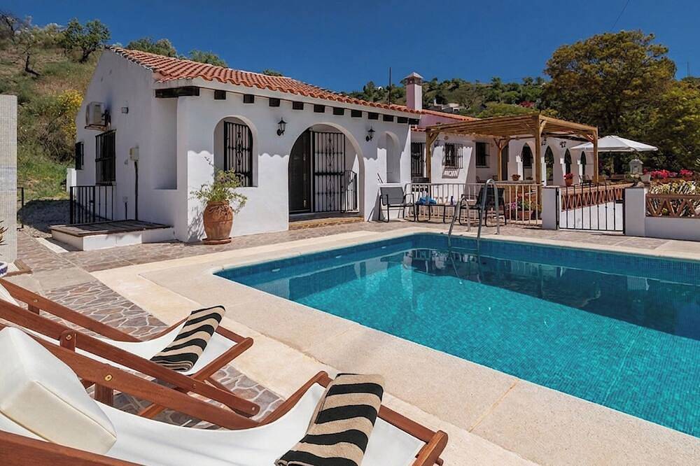 Luxury villa for 7 guests, pool and sea view with 3 acres of almond grove in Casabermeja, Provincia de Málaga