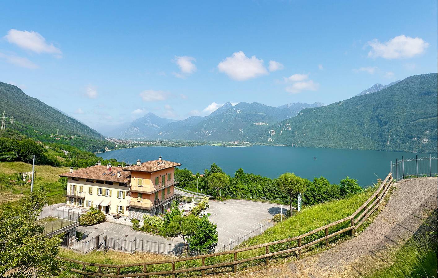 Ganze Ferienwohnung, Ferienhaus am Meer mit WLAN und Parkplatz – 1 km vom Strand entfernt in Bagolino, Gardasee-Berge
