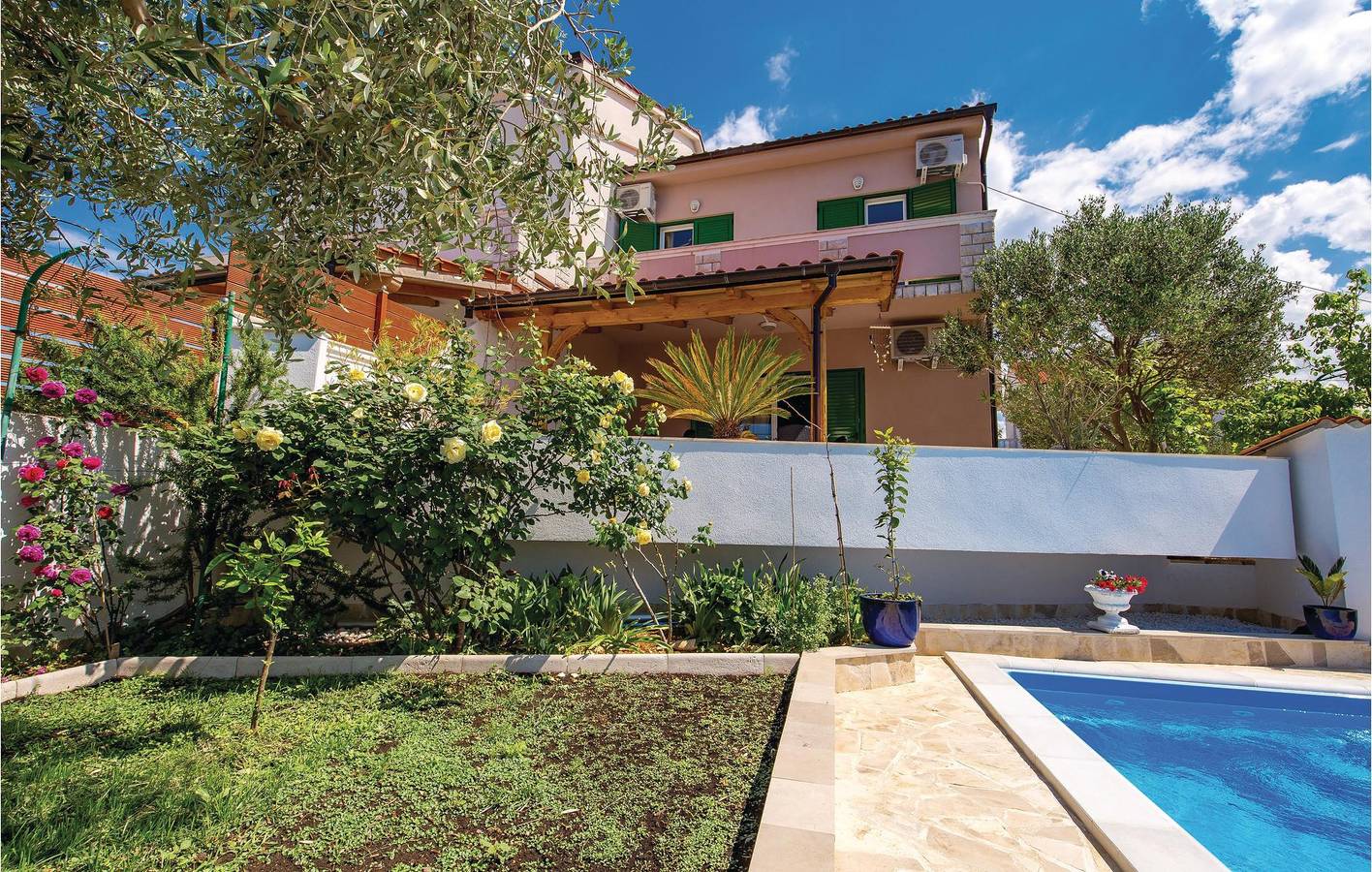 Apartment mit Meerblick, Pool, Terrasse und bequemem Zugang zum Strand in Kaštel (Barbat), Barbat na Rabu