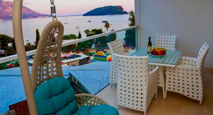 Ferienwohnung für 2 Personen, mit Ausblick und Pool sowie Terrasse und Sauna in Budva