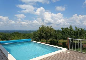 Gîte pour 6 personnes, avec piscine ainsi que terrasse et jardin, animaux acceptés à Badefols-d'Ans
