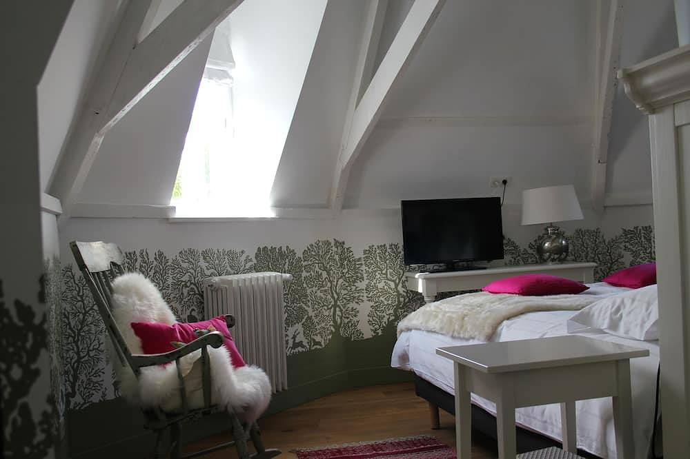 Spacious villa with 6 beautifully decorated bedrooms set in 80 acres of parkland in Chimay, Hennegau