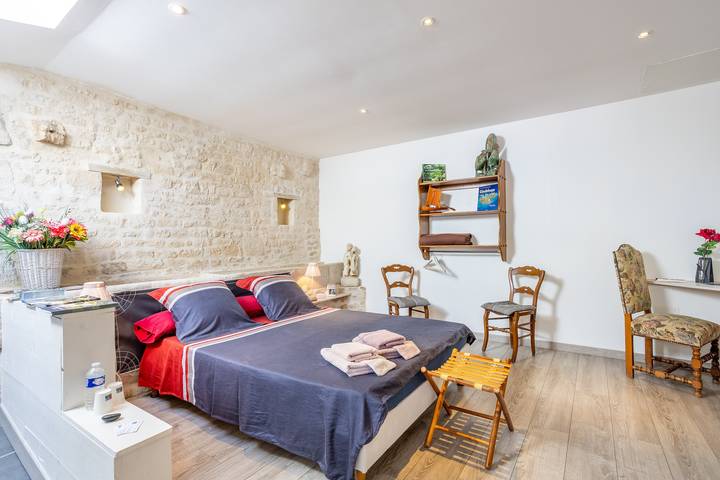 Guest Room "Chez Jacques - Océanide" with Private Terrace, Wi-Fi and Air Conditioning in Saint-Martin-de-Fraigneau, Fontenay-le-Comte