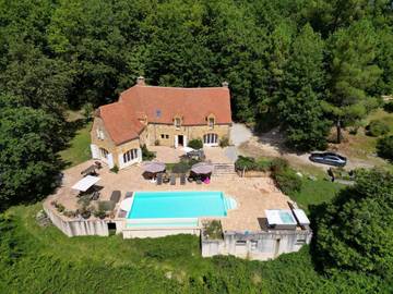 Location de vacances pour 10 personnes, avec piscine ainsi que jardin et jacuzzi, adapté aux familles à Beynac-et-Cazenac