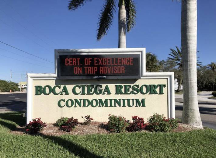 Vacation rental for 6 people, with hot tub and balcony as well as pool, with pets in Seminole