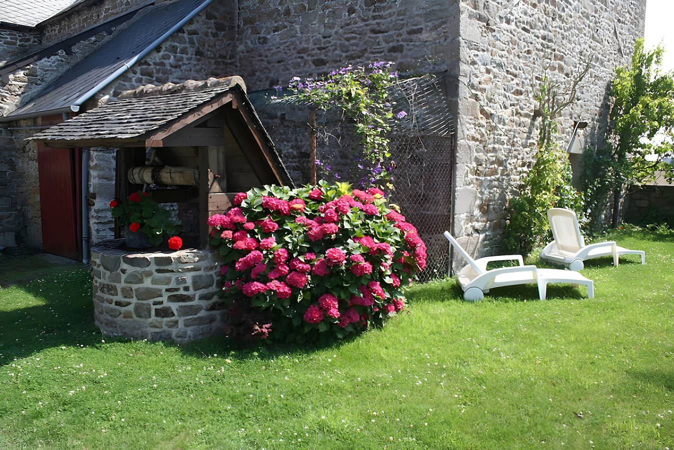 Bed and Breakfast 'Chambre Nature' with Shared Terrace and Shared Garden in Mont-Dol, Mont-Saint-Michel Bay