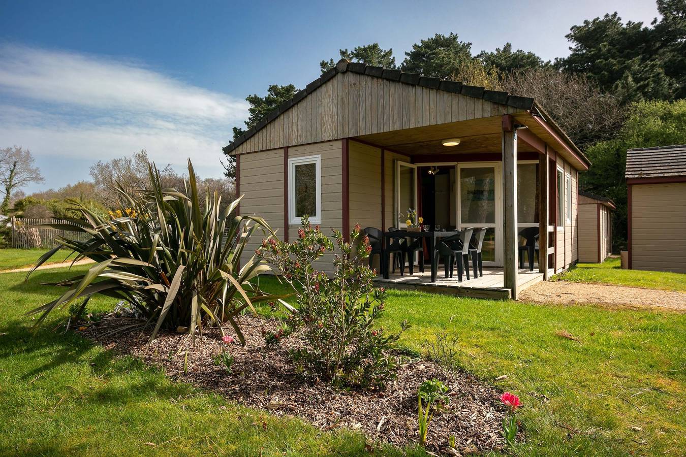 Village de Gîtes Stereden -Chalet 1 - avec terrasse privée et jardin partagé in Pleumeur-Bodou, Côte de Granit Rose