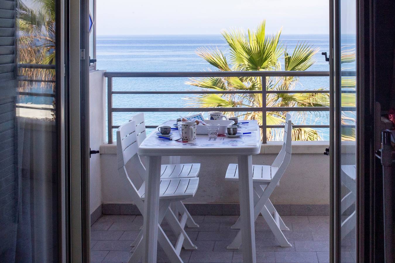 Apartamento entero, Apartamento vacacional 'Solkira' cerca de la playa con vistas al mar, balcón y Wi-Fi in Capo d'Orlando, Provincia de Messina
