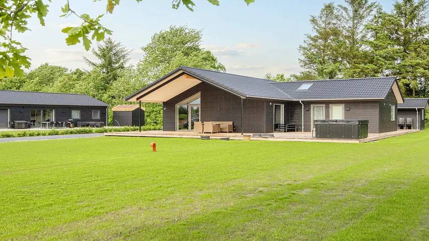 Ferienhaus für 15 Personen, mit Whirlpool und Garten in Kvie Sø