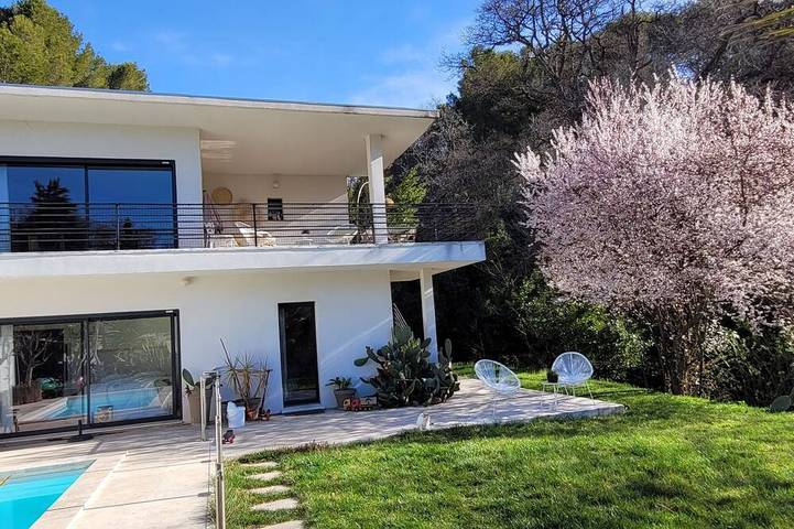 Villa für 8 Personen, mit Whirlpool und Terrasse sowie Garten