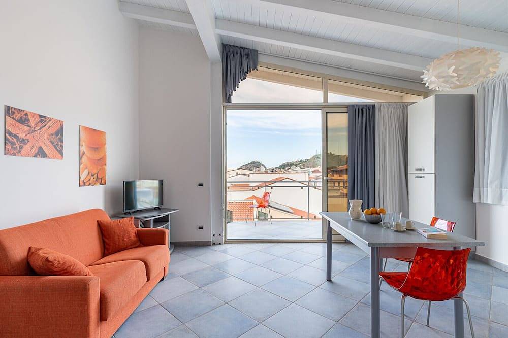 Apartamento entero, Ambra  - 1-bedroom apartment  with large lateral sea view terrace and pool in the garden in Capo d'Orlando, Provincia de Messina