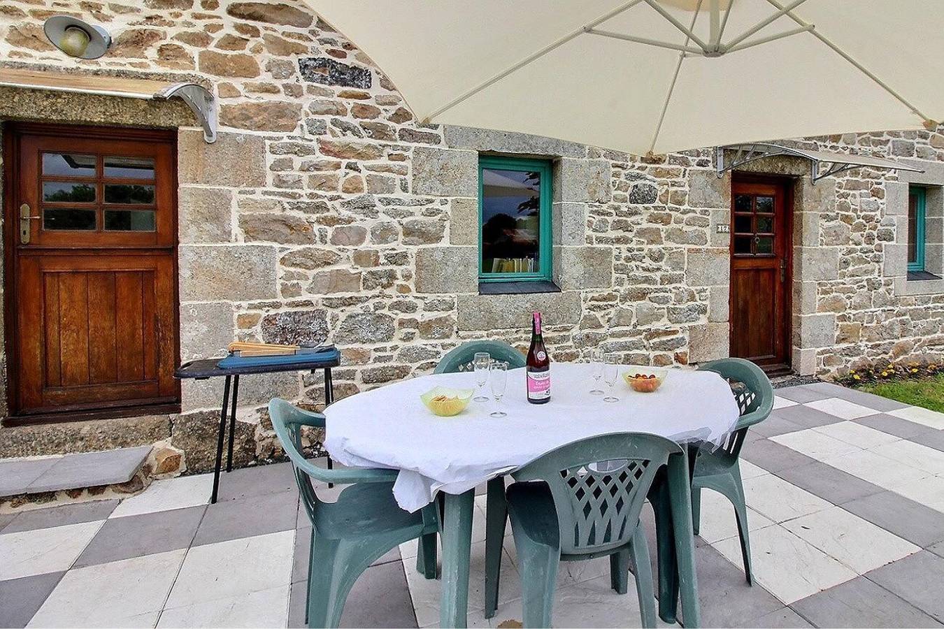 Maison de vacances pour 4 personnes avec terrasse in Kerien, Région de Guingamp