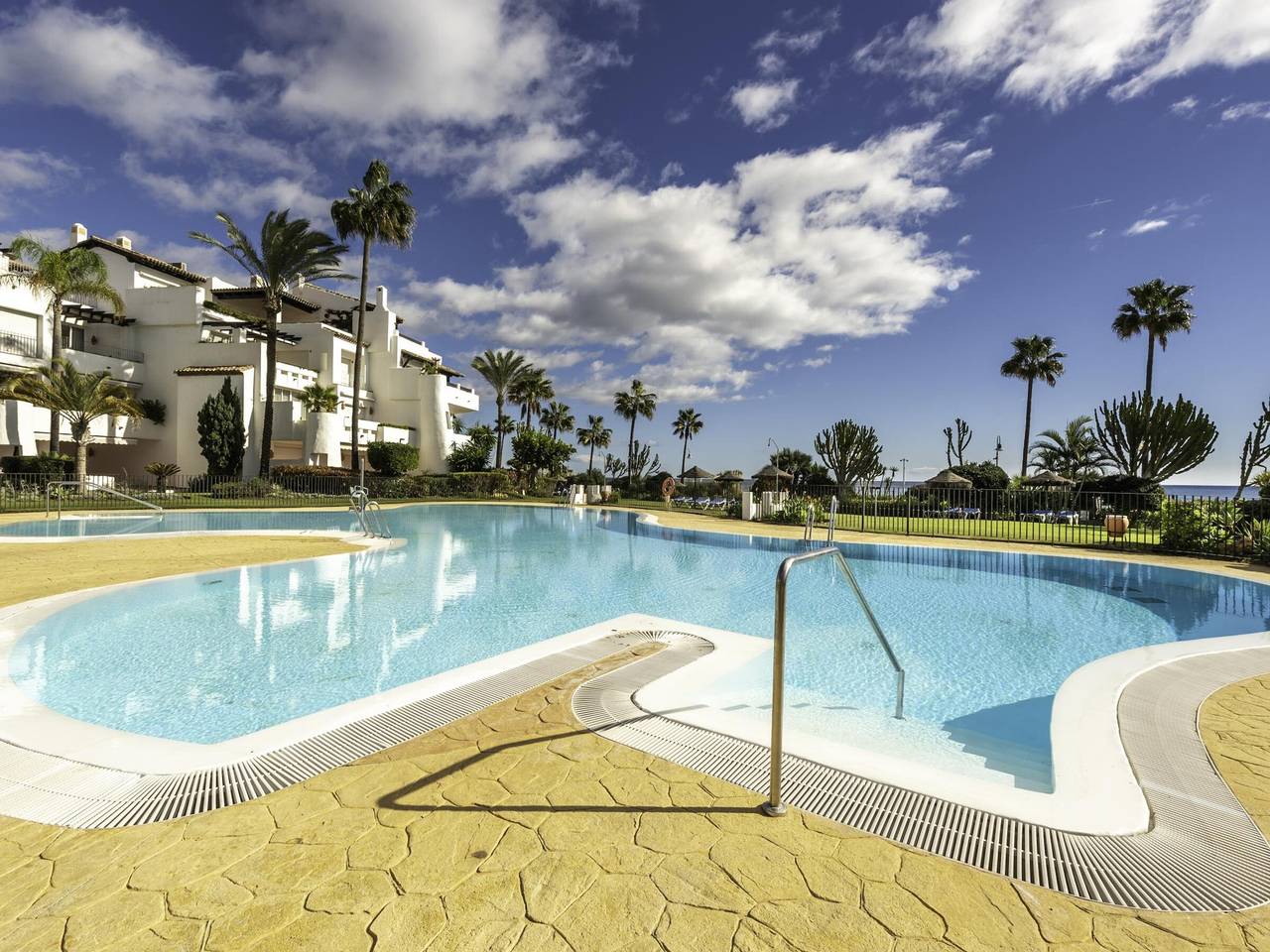 Entire apartment, Luxury beachfront apartment in Estepona in Saladillo Benamara, Estepona