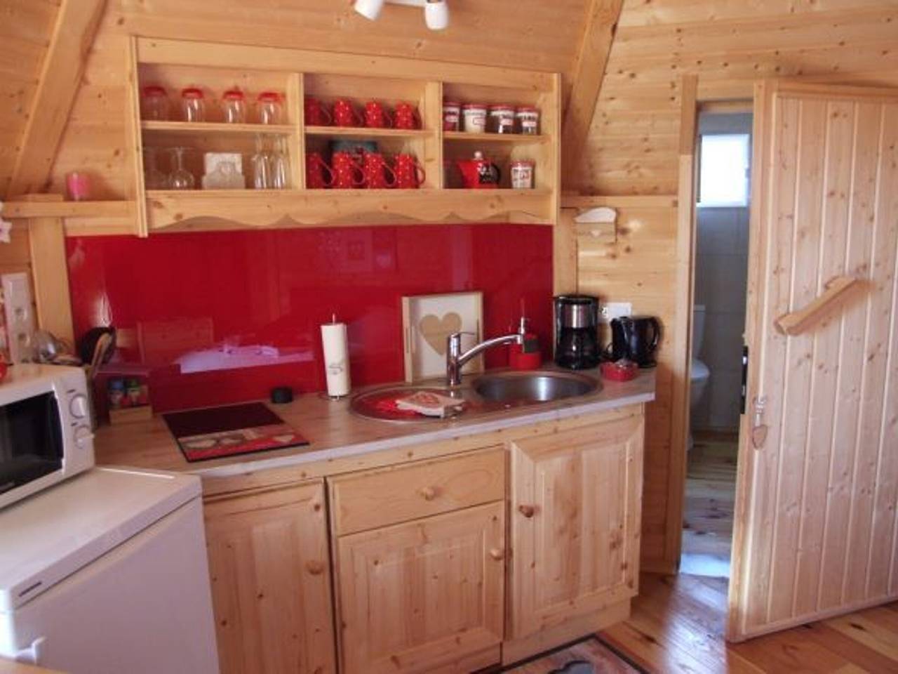 Kota rouge climatisé, séjour nature pour deux près de la Saône in Mantoche, Haute-Saône