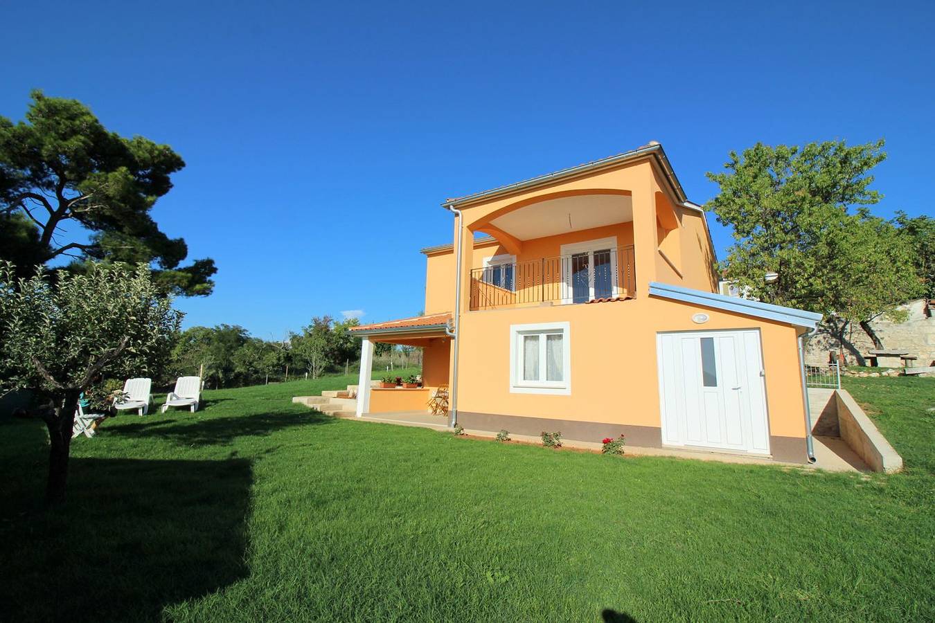 Charmantes Ferienhaus mit Meerblick, 2 Fahrraeder, Grill, privater Balkon, Waschmaschine in Fuskulin, Porec und Umgebung