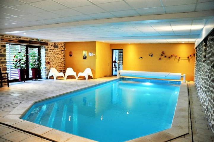 Gîte pour 15 personnes, avec jardin, animaux acceptés à Saint-Priest-la-Feuille