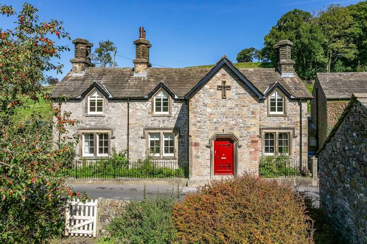 Villa with pool for 10 people, with pool and garden as well as sauna and terrace in England
