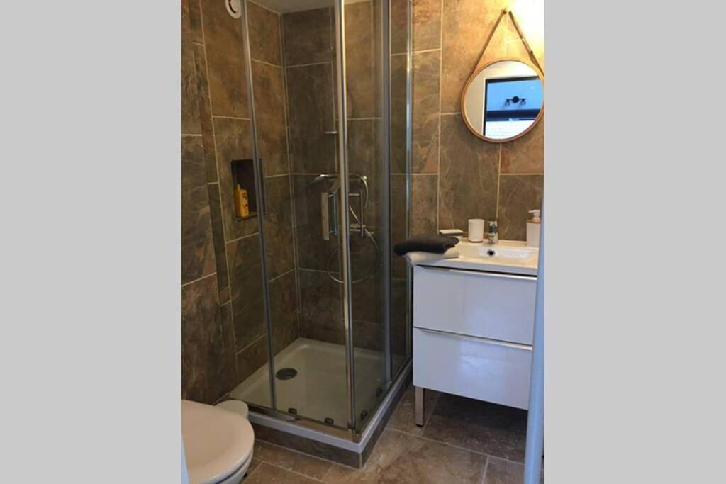 Appartement entier, Studio Moderne in Saint-Symphorien-d'Ozon, Lyon et ses environs