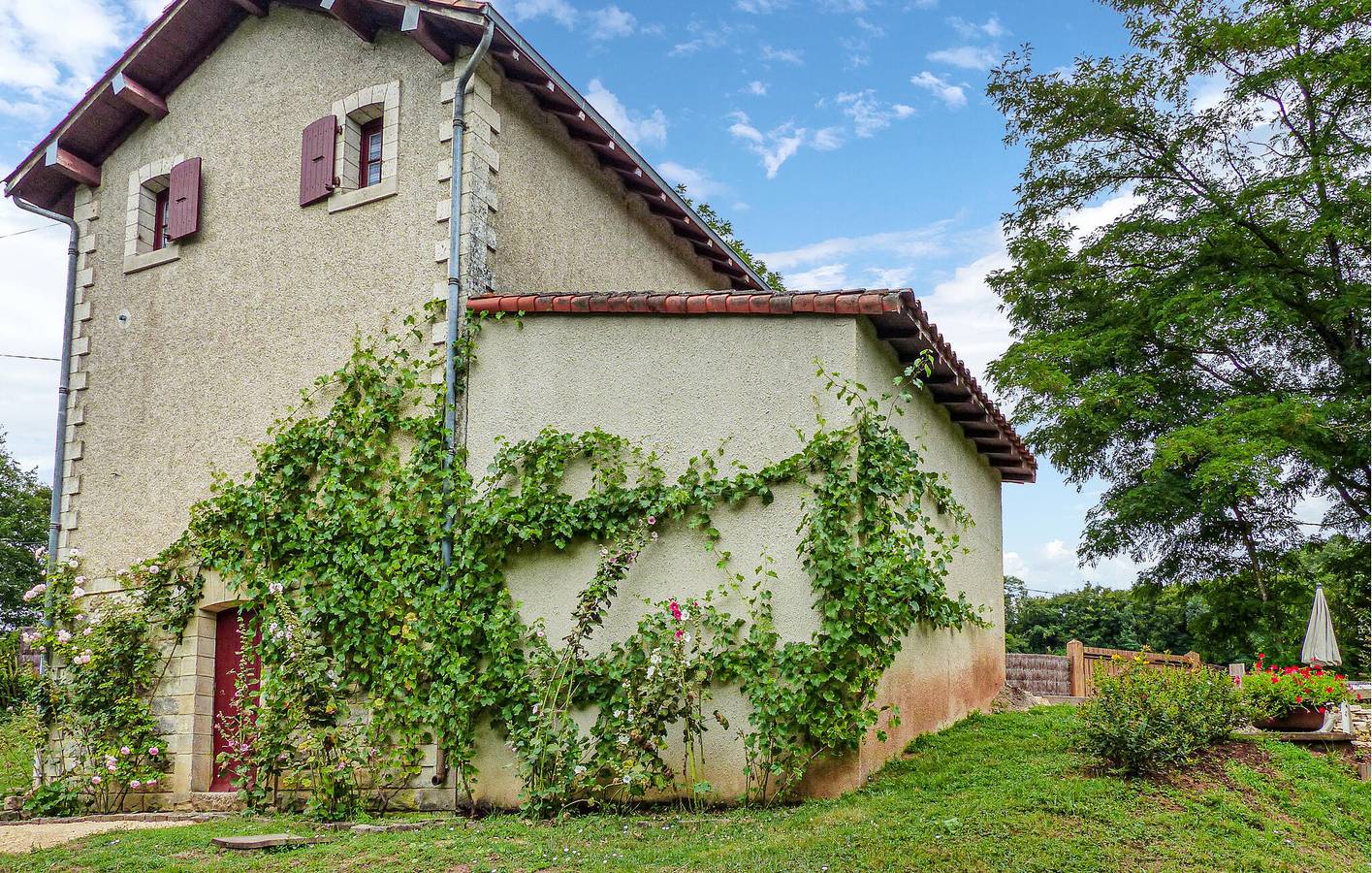 Charmant appartement près du centre-ville avec garage et jardin in Nanteuil-en-Vallée, Charente