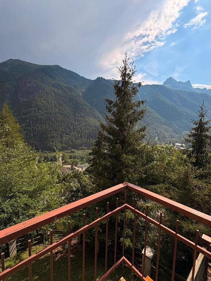 Gîte pour 4 personnes, avec Balcon ainsi que Terrasse et Vue à Châteaudauphin