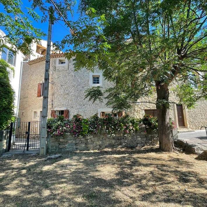 Location de vacances pour 9 personnes, avec vue et terrasse à Bize-Minervois - 2