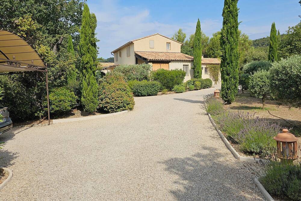 Charming green setting in the heart of the Luberon, near Cucuron, large swimming pool in Cucuron, Parc naturel régional du Luberon