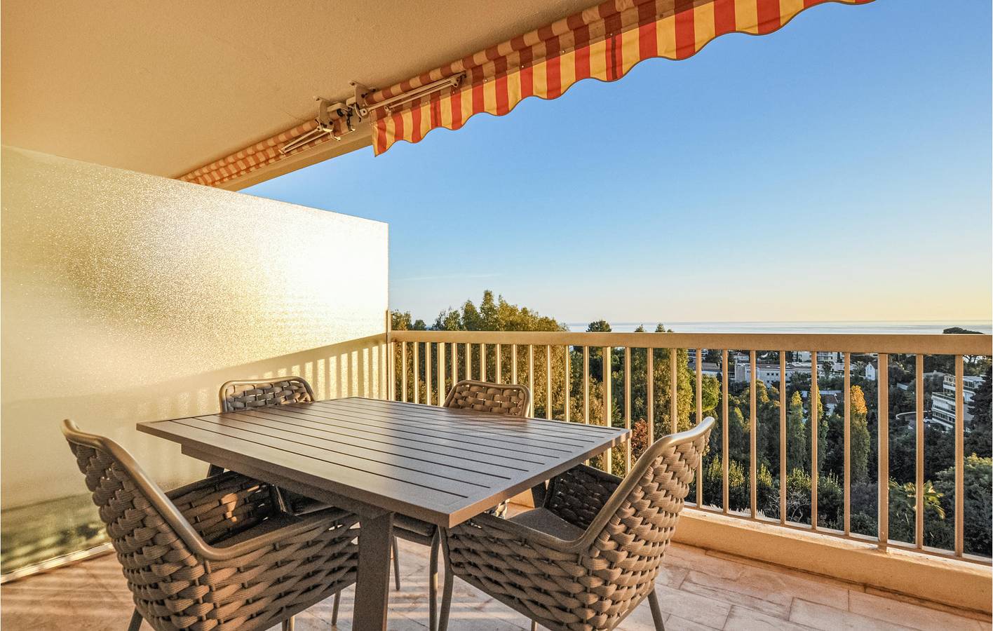 Appartement de vacances entier, Appartement moderne sur la plage avec piscine et parking in Cannes, Côte méditerranéenne (France)