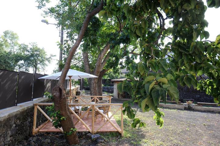 Location de vacances pour 3 personnes, avec vue et jardin à Milo - 3