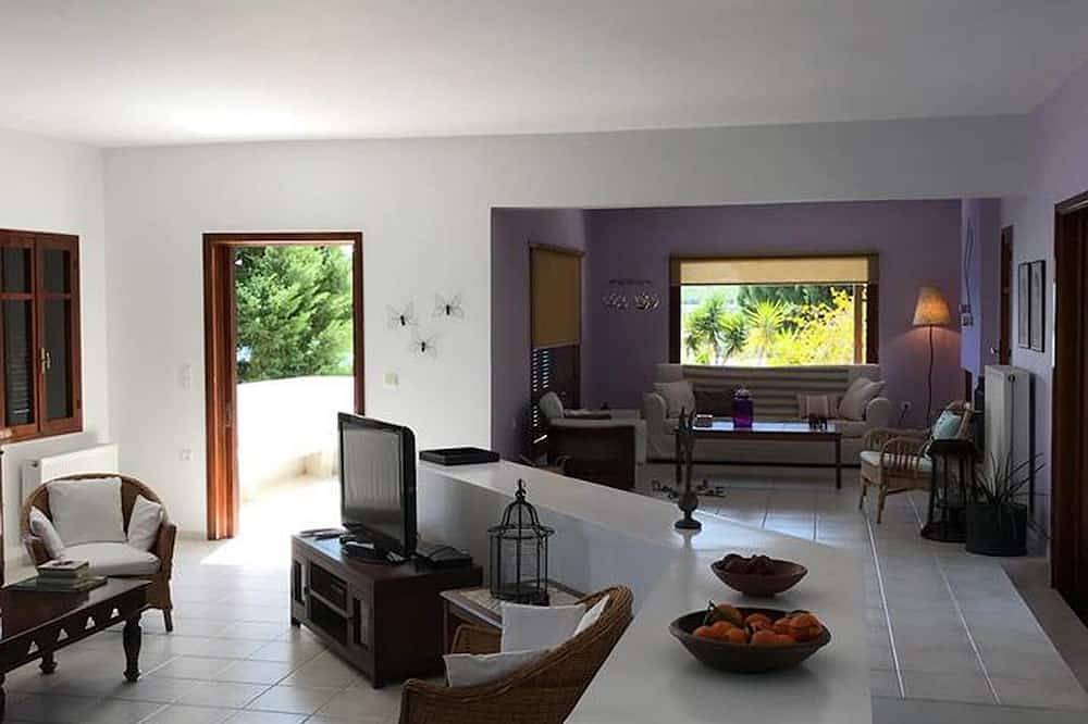 Schöne Villa am Meer buchstäblich nur wenige Schritte vom Strand entfernt! in Xiropigado, Kynouria