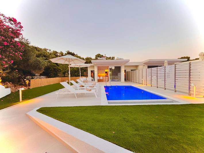 Villa for 4 people, with pool and garden in Skiathos