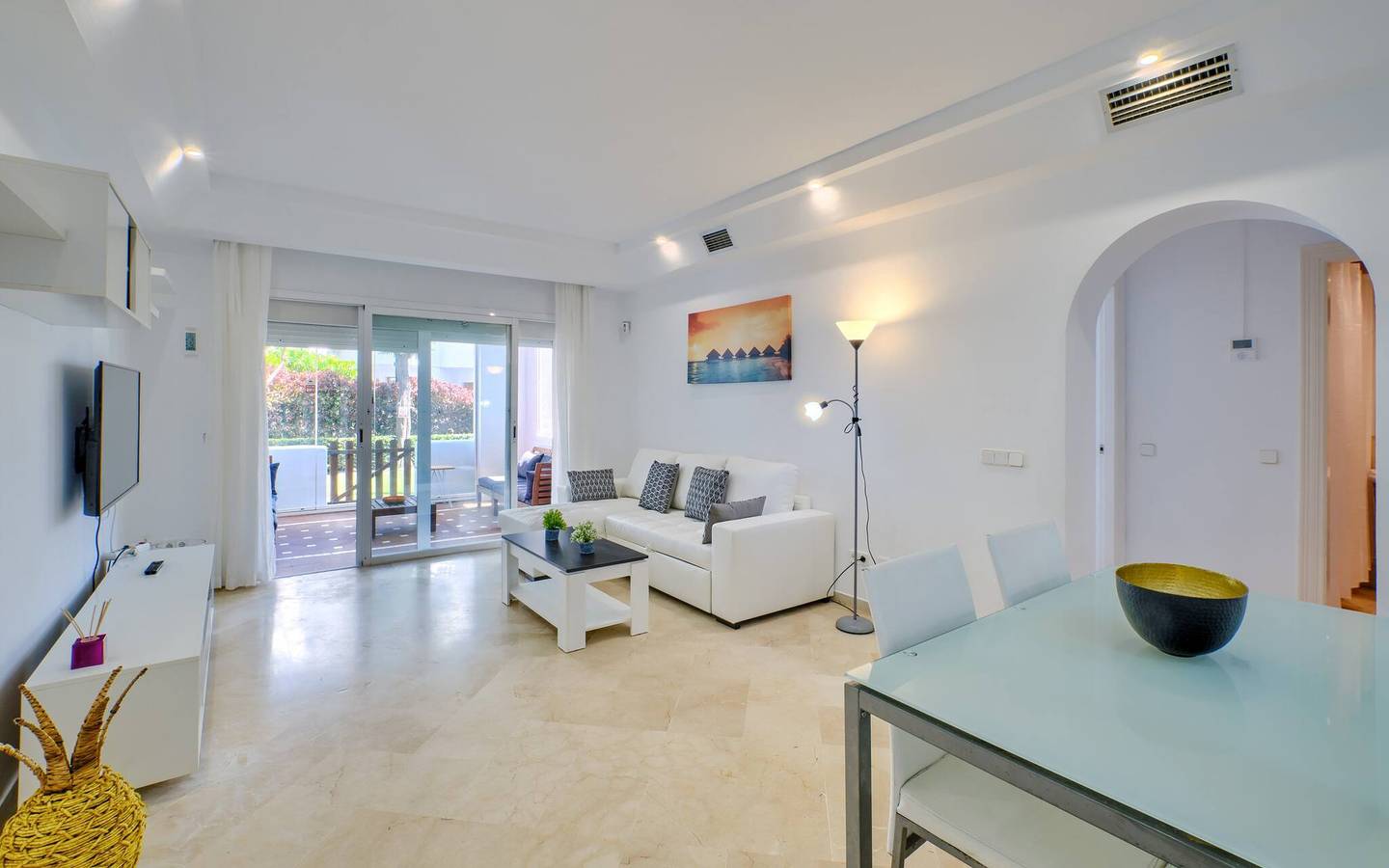 Entire apartment, Cozy Beach Side Apartment With Pool in Saladillo Benamara, Estepona