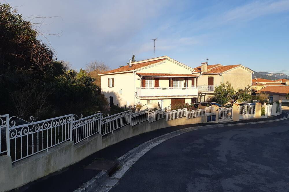 Appartement entier, Quiet studio 25 in Le Pradet, Côte méditerranéenne (France)