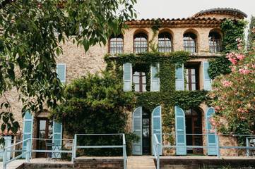 Gîte pour 4 personnes, avec piscine et jardin ainsi que terrasse et vue, animaux acceptés à Entrecasteaux