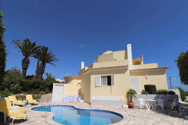 Villa for 6 people, with Balcony and Yard in Carvoeiro