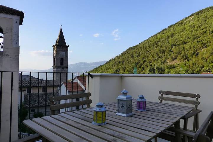 Location de vacances pour 5 personnes, avec terrasse à Introdacqua