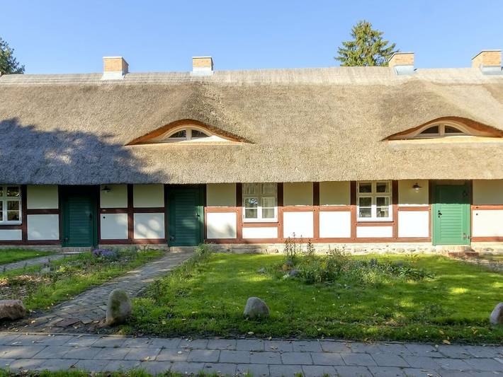 Hütte in Lassan mit Schwimmbecken in Lassan, Vorpommern Greifswald