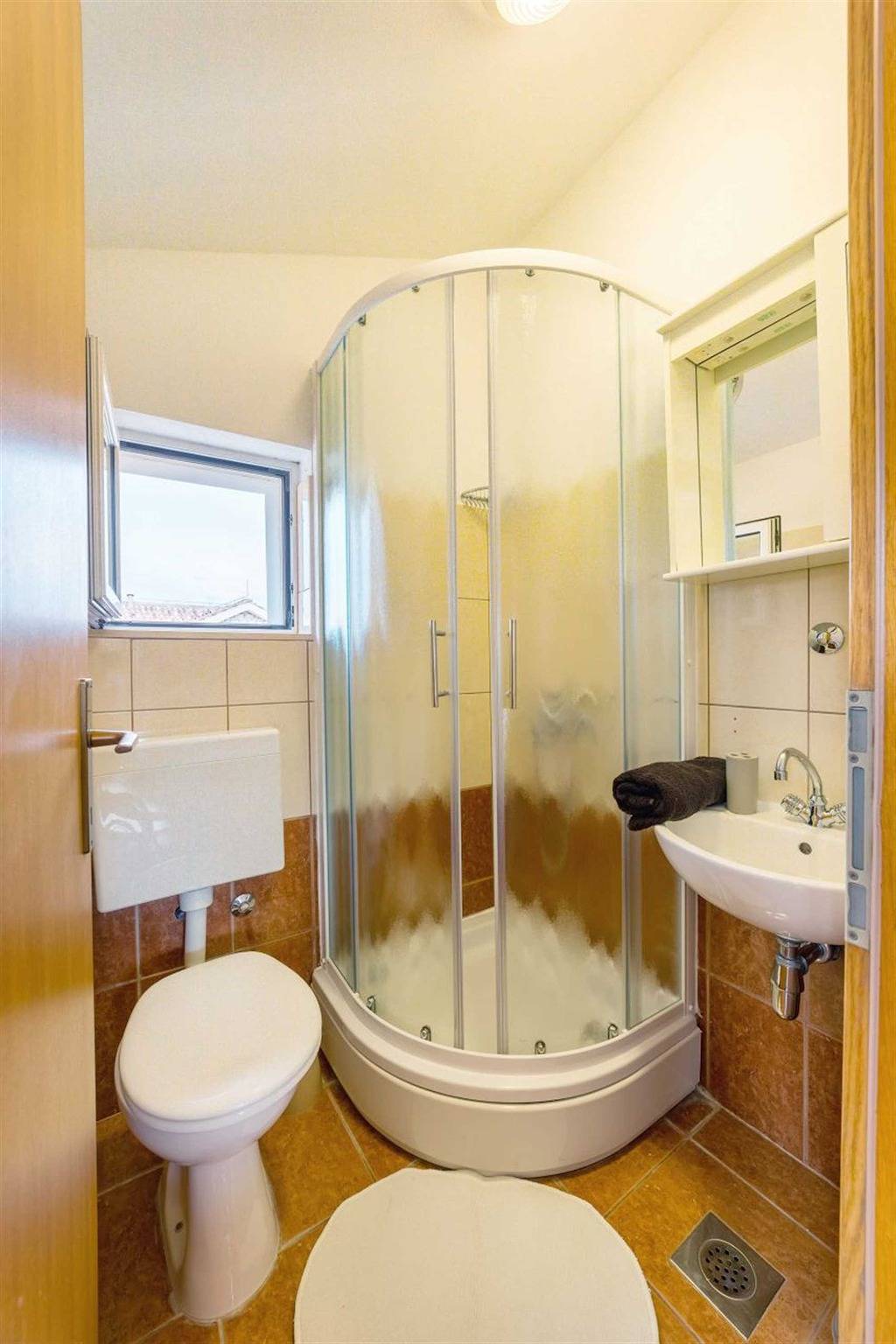 Ganze Wohnung, Apartment Marin mit Außenpool in Srima, perfekt für zwei bis drei Personen in Srima, Šibenik-Knin