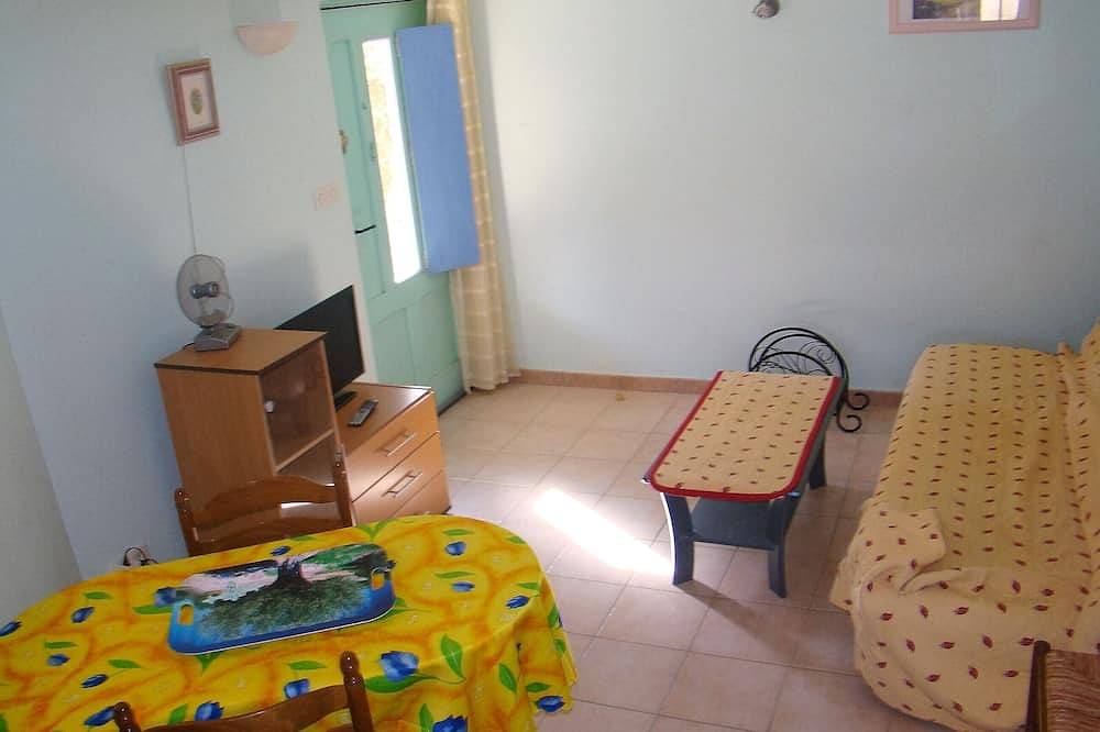 Air-conditioned detached house, 2 bedrooms, shared pool and private parking. in Mormoiron, Parc naturel régional du Mont-Ventoux