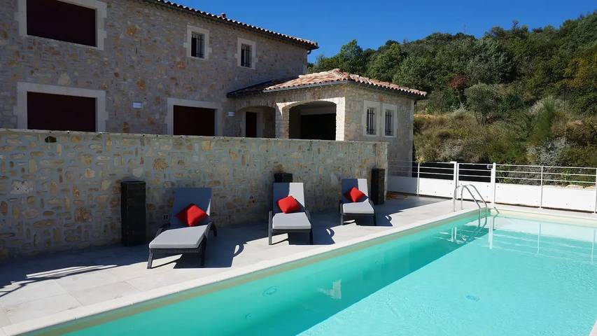 Location de vacances pour 9 personnes, avec piscine et jardin, animaux acceptés à Saint-Ambroix