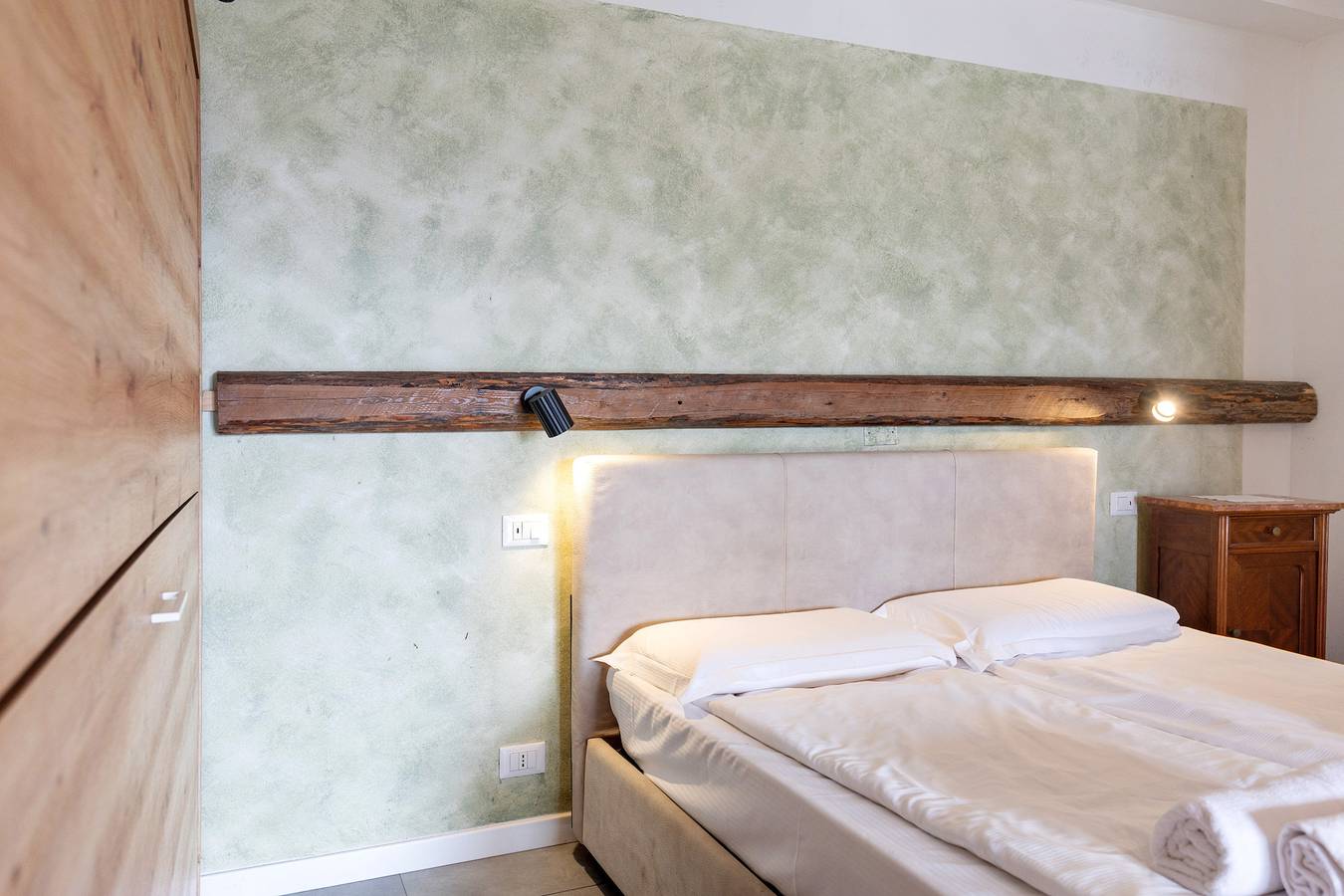 Zimmer 'Relais Villa Olivi Comfort Laura' mit Seeblick, Wi-Fi und Klimaanlage in Garda, Gardasee-Berge