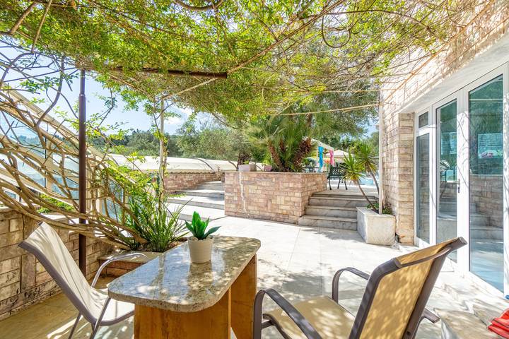 Villa pour 8 personnes, avec balcon et jardin dans Paxos