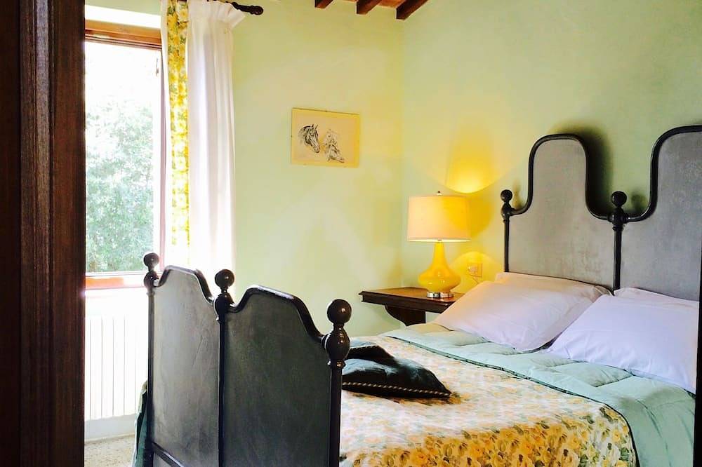 The villa offers a cozy oasis of relaxation with a panoramic swimming pool. in Ficulle, Provincie Terni