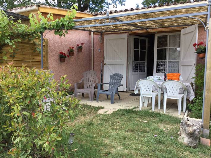 Gîte pour 3 personnes, avec terrasse ainsi que jardin et piscine