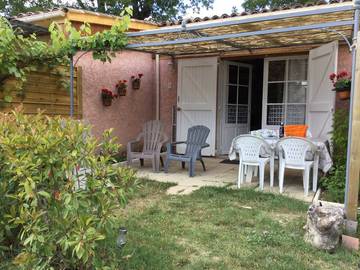 Gîte pour 3 personnes, avec terrasse ainsi que piscine et jardin à Sisteron