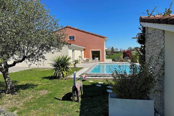 Location de vacances pour 8 personnes, avec jacuzzi ainsi que terrasse et jardin, animaux acceptés à Lapeyrouse-Fossat