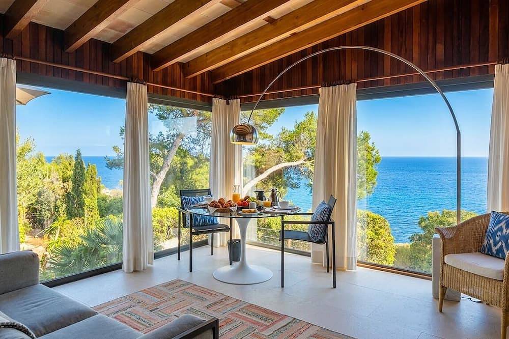 Villa Grand Bleu. 500 Meter zum Strand. Option beheizter Pool bei 30 Grad. in Cala Santanyí, Santanyí